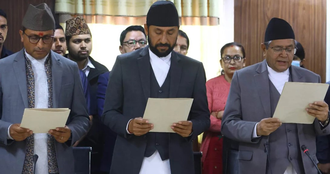 रवि लामिछाने र स्वर्णिम वाग्लेले लिए शपथ