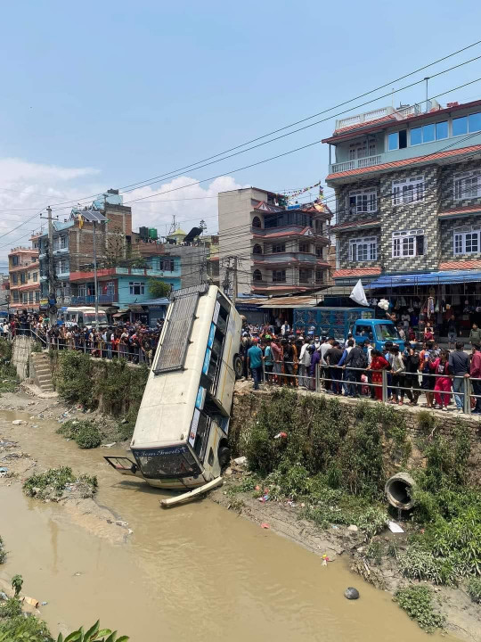 तारकेश्वको शेषमतिमा बस दुर्घटना : १० जना घाइते, एकको निधन