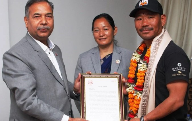 उपराष्ट्रपति यादवले गरे पर्वतारोही बुढामगरलाई सम्मान
