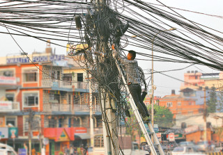 महानगरपालिकाले  धमाधम   हटाउँदै  अव्यवस्थित तार