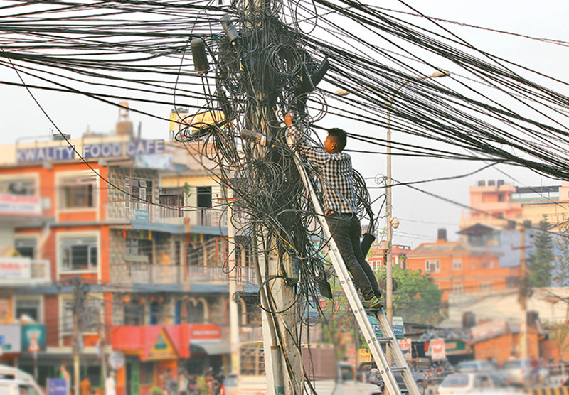 महानगरपालिकाले  धमाधम   हटाउँदै  अव्यवस्थित तार
