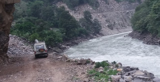 कर्णाली नदीमा जीप खस्यो, चालक घाइते
