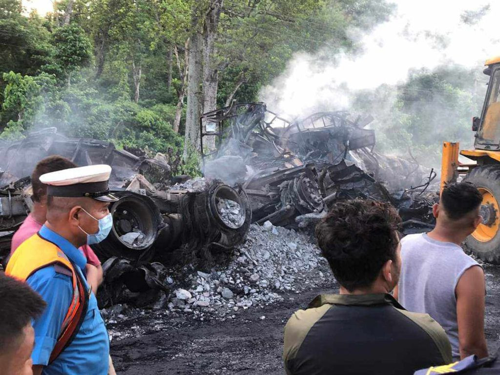 मकवानपुरमा दुई वटा ट्रक एक आपसमा ठोक्किंदा आगलागी, ३ जनाको मृत्यु २ जना घाइते