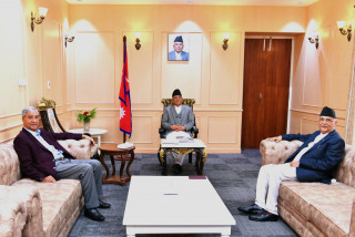 संसद अवरोध खुलाउन  प्रचण्डसहित देउवा र ओलीबीच बालुवाटारमा छलफल