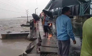 सप्तकोशीमा खस्यो ट्रक,  तीनको उद्धार