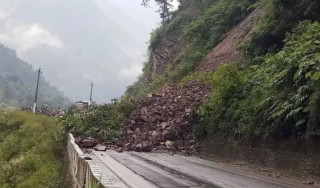 मुग्लिन–नारायणगढ सडकखण्ड  अवरुद्ध