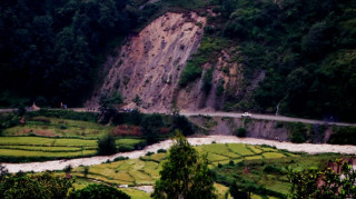 पहिरोले मध्यपहाडी लोकमार्ग अवरुद्ध