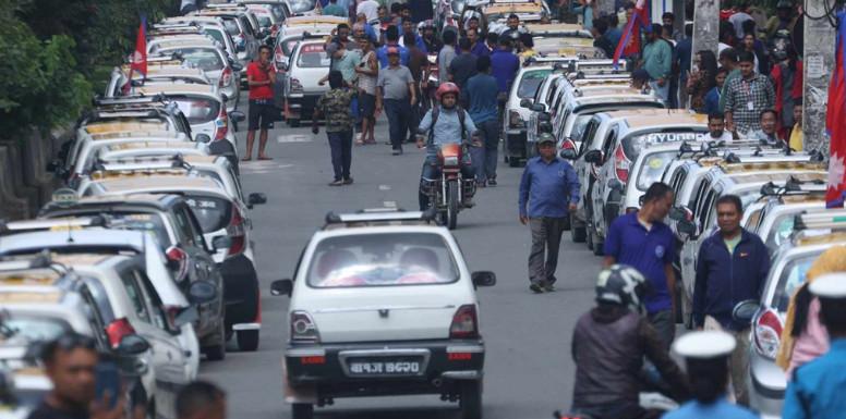 ट्याक्सी चालककले गरे  यातायात व्यवस्था विभागअगाडि प्रदर्शन