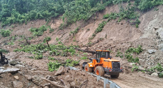 वर्षाका कारण मदन भण्डारी लोकमार्ग फेरि अवरुद्ध