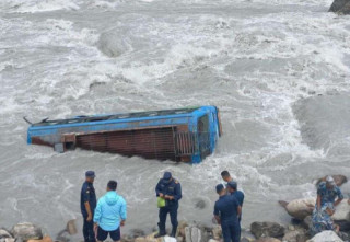 मर्स्याङदीमा बस खस्दा चालक बेपत्ता