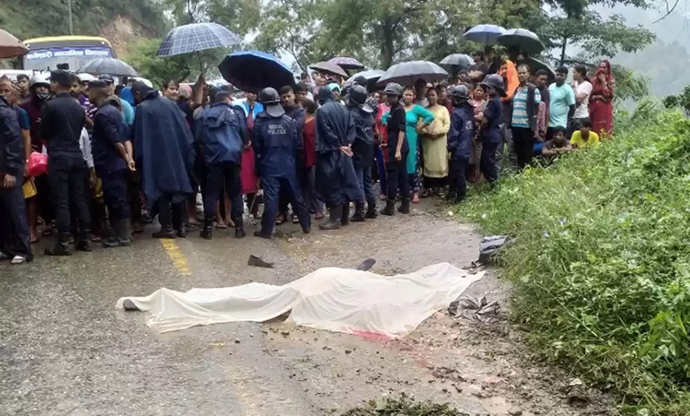 मलेखुमा ट्रकको ठक्करबाट स्कुल जाँदै गरेका दुई बालकको घटनास्थलमै मृत्यु