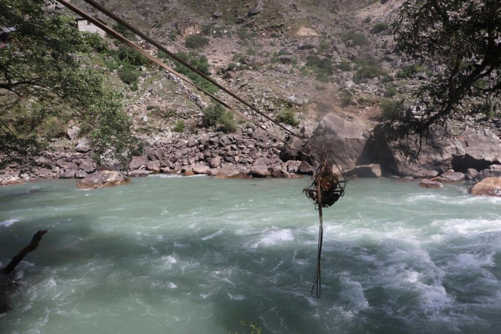 कर्णाली नदी तर्नेक्रममा तुइनको डोरी चुँडिदा एक जना बेपत्ता