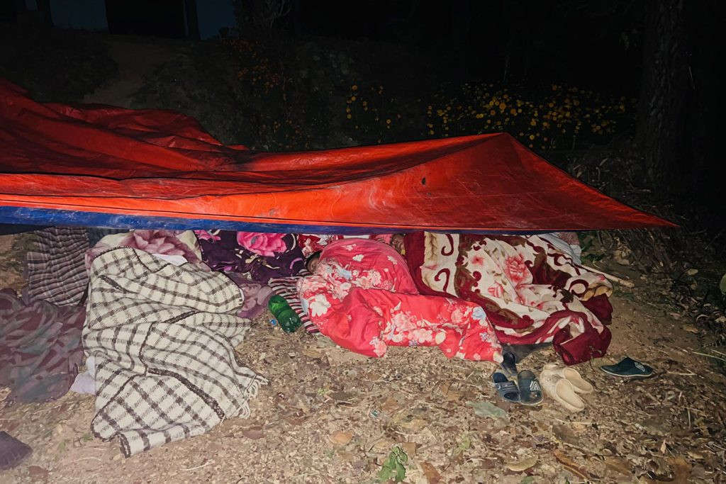 भूकम्प अपटेड : डरले खुला आकाश मुनि रात बिताउँदा