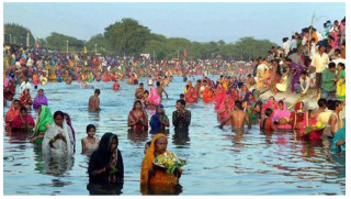 आज छठ पर्वको मुख्य दिन, अस्ताउँदो सूर्यलाई अर्घ दिएर उल्लासपूर्वक मनाइँदै
