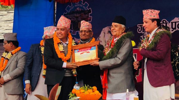 बागलुङ महोत्सवको अवसरमा उद्योग वाणिज्य महासङ्घका अध्यक्ष ढकाल गृह जिल्लामा सम्मानित
