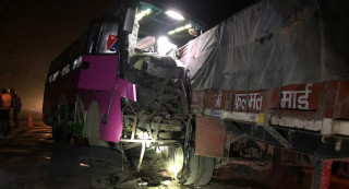 चितवनमा बस दुर्घटनामा २० जना घाइते