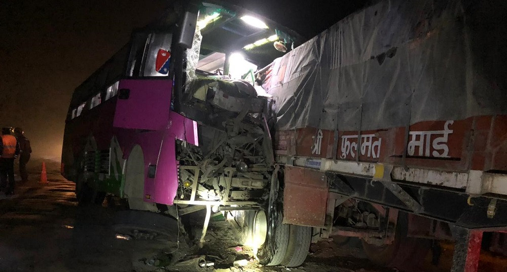चितवनमा बस दुर्घटनामा २० जना घाइते