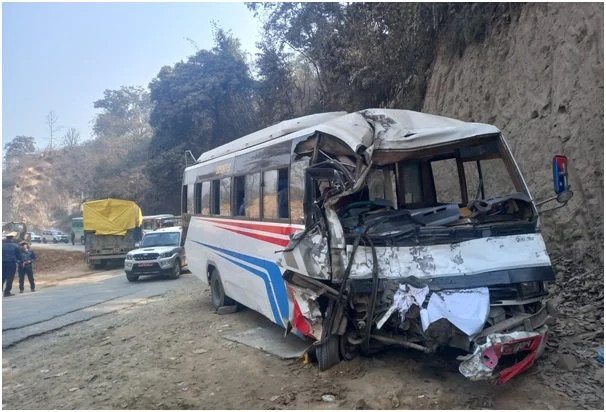 धादिङमा बस र ट्रक ठोक्किँदा २० जनाभन्दा बढी घाइते