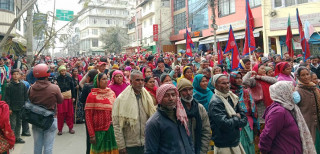 गभर्नरको राजीनामा माग्दै बालुवाटार पुगे लघुवित्त पीडित