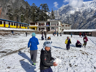 मनाङमा हिउँमा खेल्दै पढ्दै विद्यार्थी