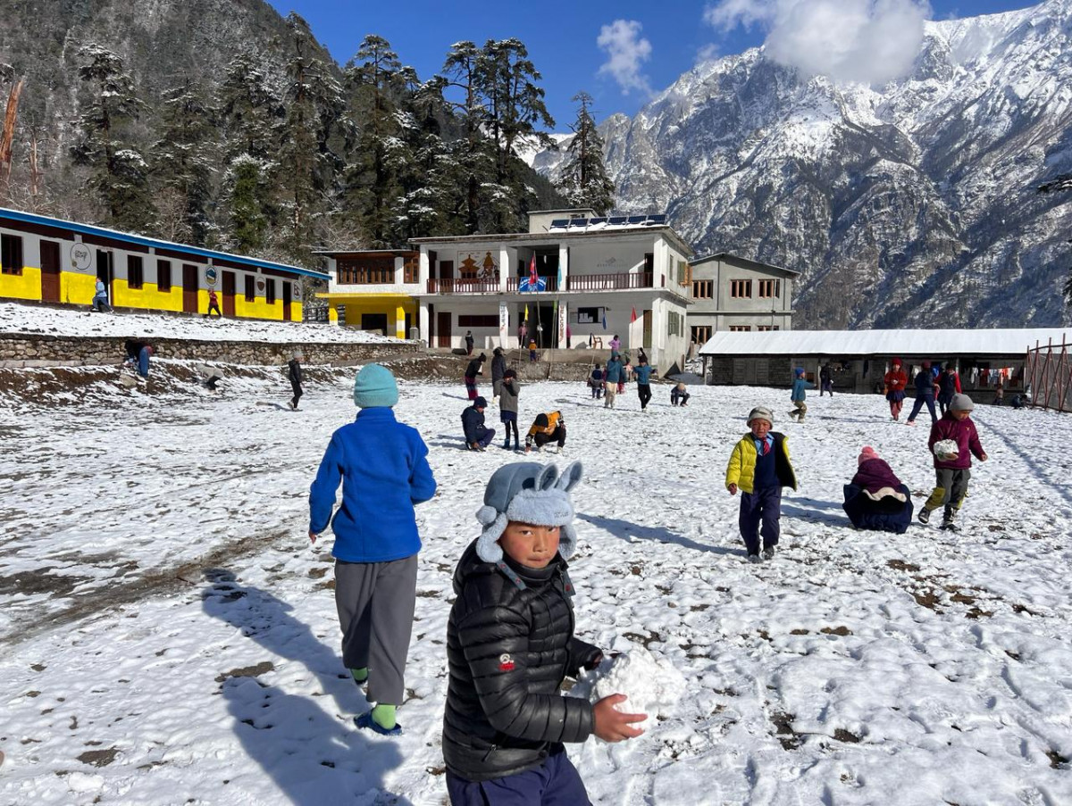 मनाङमा हिउँमा खेल्दै पढ्दै विद्यार्थी