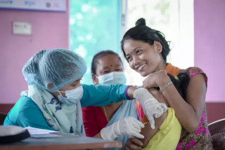 झापामा तीन लाख बालबालिकालाई दादुरा–रुबेलाको खोप लगाइँदै