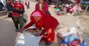 बदाम बेचेर नमुना उद्यमी बन्नुभएकी  ७२ वर्षीया शिवमाया