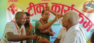 एकापसमा शुभकामना आदानप्रदान गर्दै हिन्दू–मुस्लिम