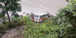 दुईवटा सवारीसाधन एकापसमा ठोक्किँदा २० जना घाइते 