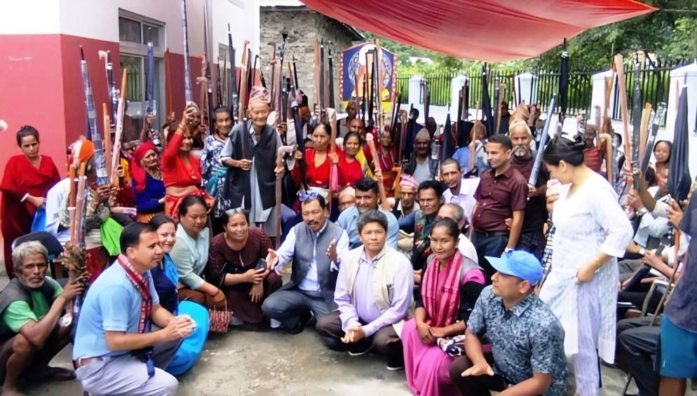 काभ्रेको खानीखोला पालिकाका ज्येष्ठ नागरिकलाई छाता र लौरो उपहार