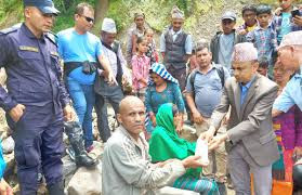 पहिरोमा ज्यान गुमाएका परिवारलाई राहत रकम हस्तान्तरण