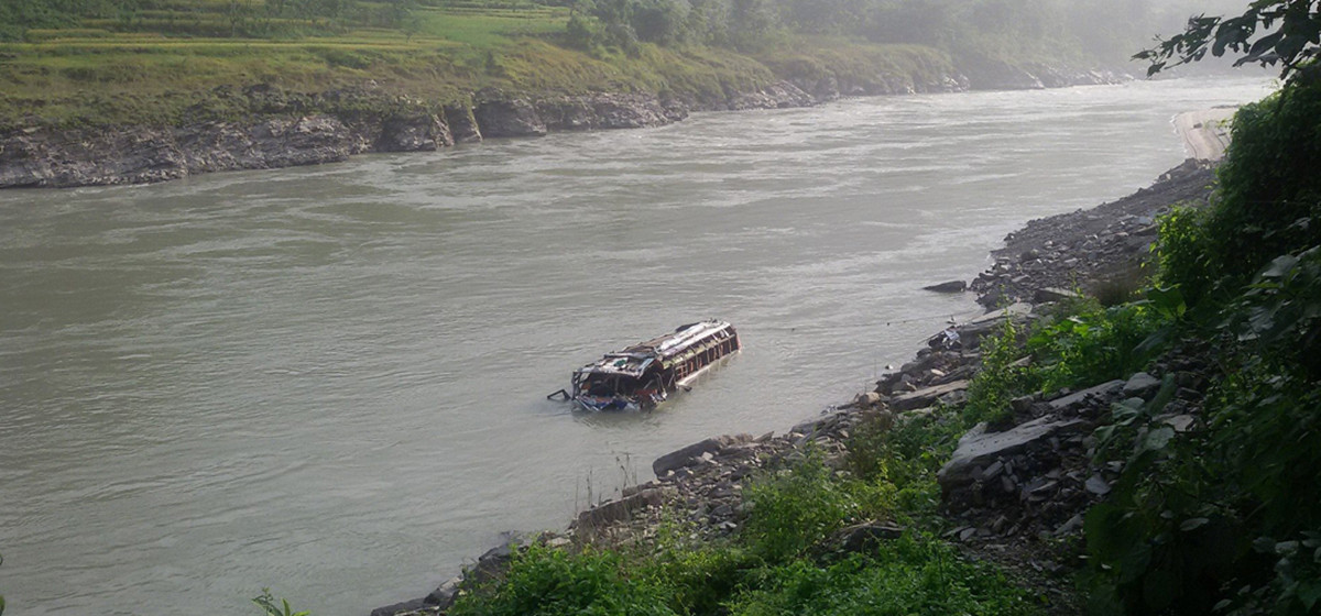 पहिरोले दुई बस बगाउँदा त्रिशूलीमा बेपत्ता, चालकसहित ६५ जनाको खोजी तथा उद्धारकार्य जारी