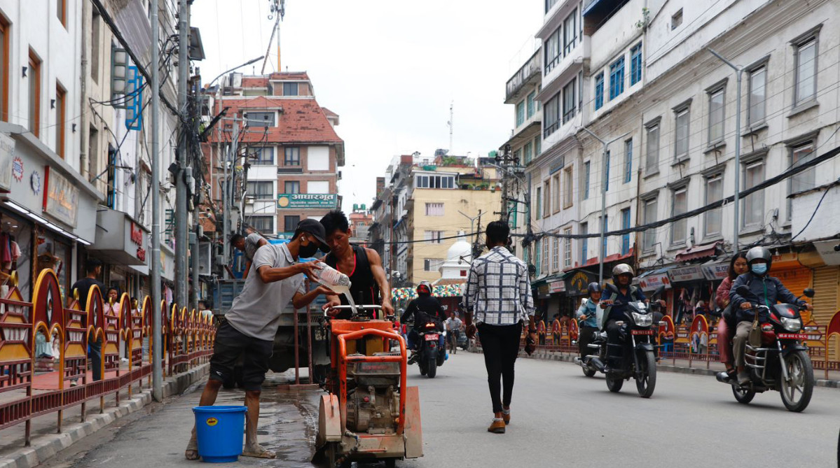 महानगरले न्युरोडमा फुटपाथ विस्तारको काम फेरि थाल्यो