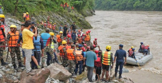 सिमलताल दुर्घटना :  त्रिशूलीमा बेपत्ता बस र शवको खोजीका लागि भारतीय उद्धार टोली नेपालमा 