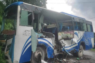 चितवनको  भतेरीमा बस र तेल बोकेको ट्याङ्कर ठोकियो, १५ जना घाइते