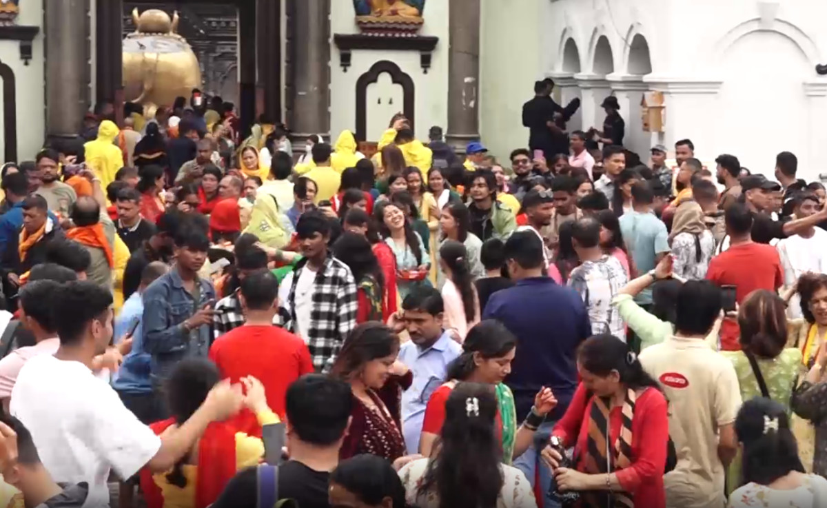 श्रावणको पहिलो सोमबार :  झरीबिच पशुपतिनाथमा  भक्तजनको भिड