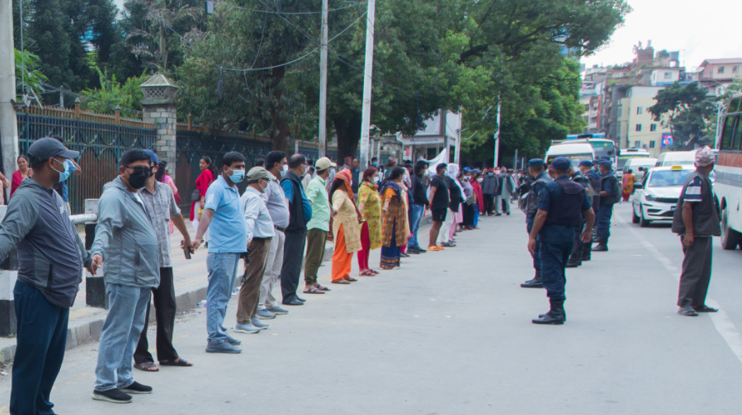 काठमाडौंमा सहकारी पीडितको मानव साङ्लो प्रदर्शन