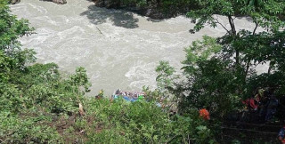 तनहुँ बस दुर्घटना : मृतकका शवको परीक्षण शुरू