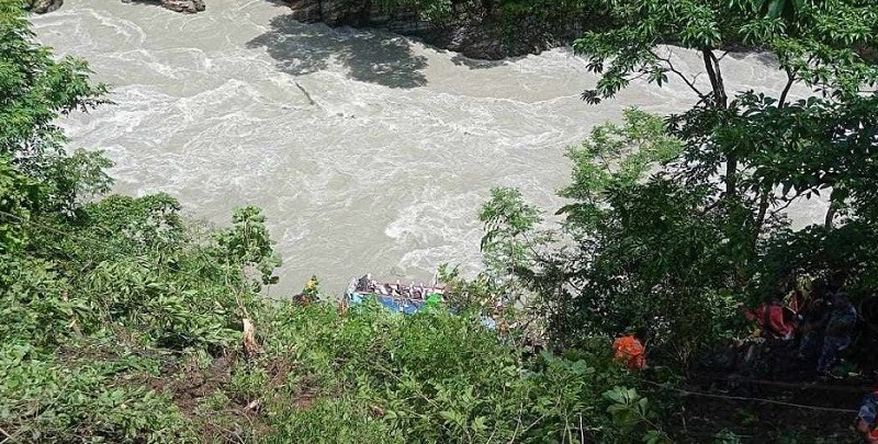 आँबुखैरेनीकाे बस दुर्घटना अपडेट : मृतककाे संख्या २१ पुग्याे