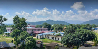उदयपुर अस्पतालमा बिरामीको चाप, भूइँमै बसेर उपचार