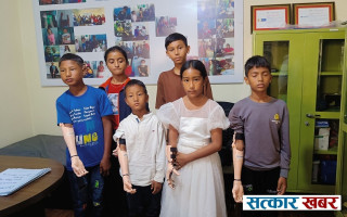 ज्योति विकास बैंकद्वारा बालबालिकाहरुलाई कृत्रिम हात प्रदान