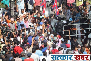 रवि लामिछानेका समर्थकहरूको प्रदर्शन: निषेधित क्षेत्र तोड्न खोज्दा अश्रुग्याँस प्रहार