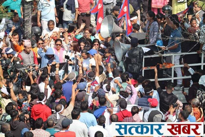 रवि लामिछानेका समर्थकहरूको प्रदर्शन: निषेधित क्षेत्र तोड्न खोज्दा अश्रुग्याँस प्रहार