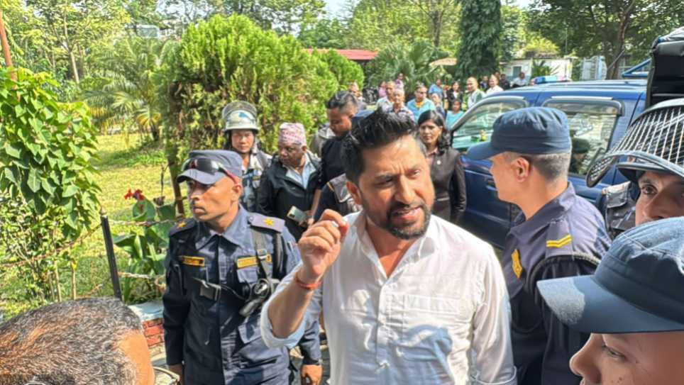 रविलाई बयानका लागि रुपन्देही लैजाँदै, रास्वपाको विरोध प्रदर्शनि