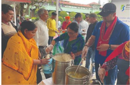 कामना सेवा विकास बैंकद्वारा शहिद गंगालाल राष्ट्रिय हृदय केन्द्रमा निःशूल्क भोजन वितरण 