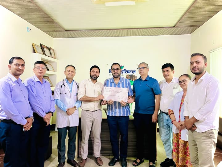 तीजको कार्यक्रम स्थगित गर्दै निसर्ग हस्पिटलद्वारा बाढीपीडितका लागि ११ लाख ११ हजार १११ रुपैयाँ सहयोग