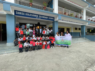 कामना सेवा विकास बैंकद्वारा कुलेश्वर माध्यमिक विद्यालयका विद्यार्थीलाई शैक्षिक सामग्री वितरण