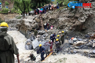 बाढी-पहिरोले मनाङको चामे अस्तव्यस्त : ५ घर बगे, सञ्चार र सडक सम्पर्क विच्छेद 