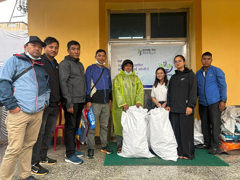 कामना सेवा विकास बैंकका महिला कर्मचारीद्वारा रसुवा बाढी प्रभावितलाई सरसफाई सामाग्री सहयोग