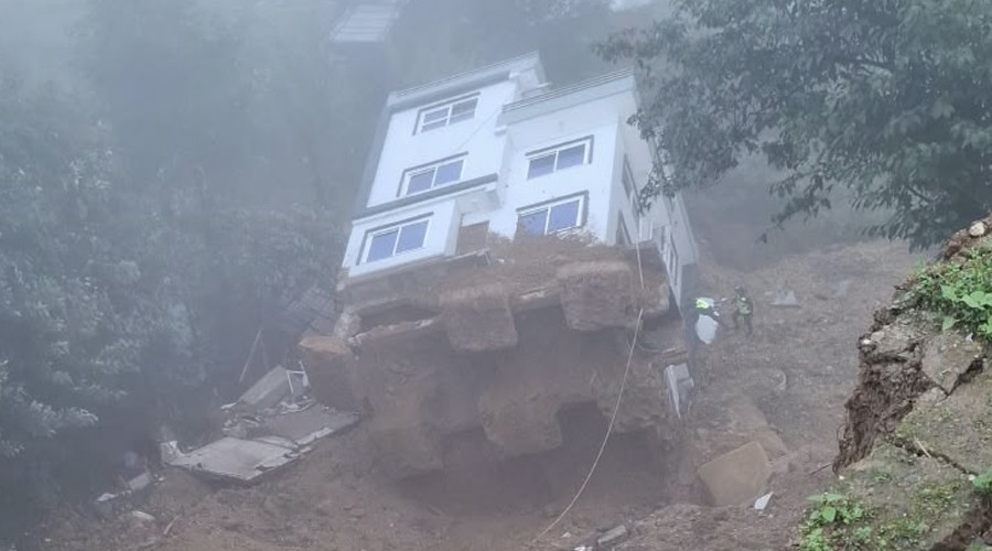 ललितपुरको धापाखेलमा साढे दुई तले घर ढल्यो